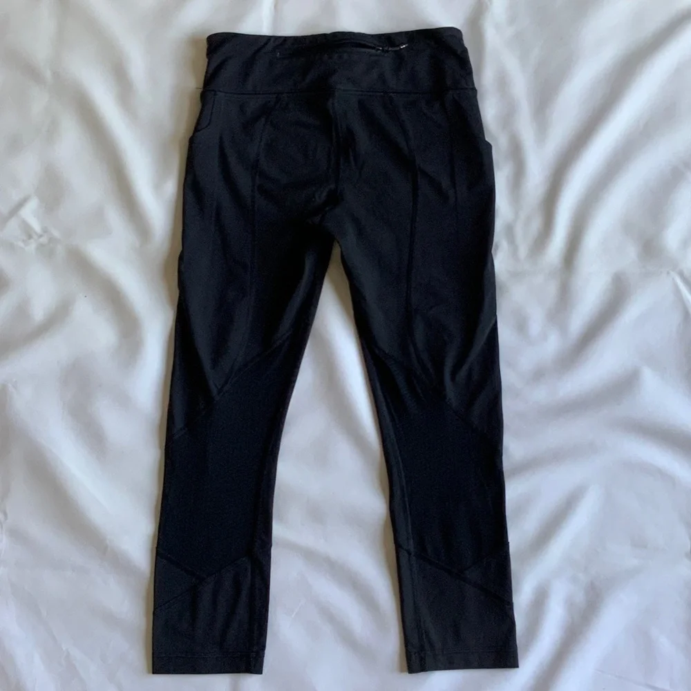 Lululemon Athletica Soul cicle capri Black Leggings with Red Skull Design
